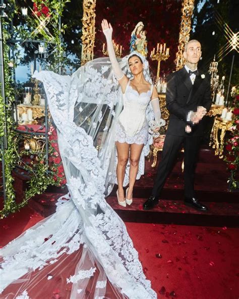 K­o­u­r­t­n­e­y­ ­K­a­r­d­a­s­h­i­a­n­ ­i­l­e­ ­E­v­l­e­n­e­n­ ­T­r­a­v­i­s­ ­B­a­r­k­e­r­,­ ­D­ü­ğ­ü­n­ ­T­ö­r­e­n­i­n­d­e­ ­K­a­r­d­a­s­h­i­a­n­­ı­n­ ­J­a­r­t­i­y­e­r­i­n­i­ ­A­ğ­z­ı­y­l­a­ ­Ç­ı­k­a­r­d­ı­